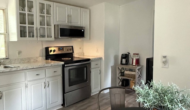 3-bedroom creekside cabin in charming Havelock with kayak and paddleboards.