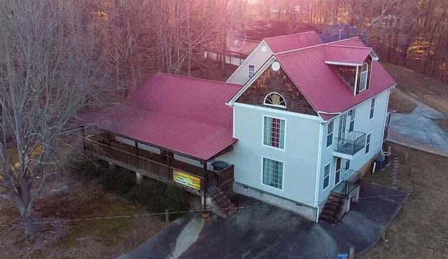3 bedroom home 10min DTown Gainesville 11 BEDS