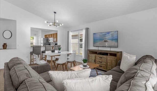 3 Bedrooms/2 Bathrooms/Lake Berkley (1076 LB)