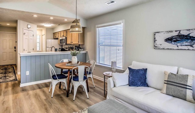 3 Community Pools: Golf Course Condo in Longs