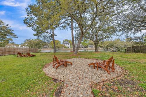 3 Mi to Beach, Waterfront Charleston Home w/Patio