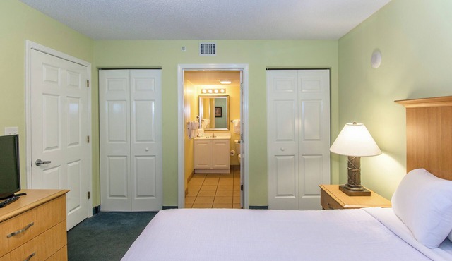3 Oceanfront Rooms with Private Balcony + Kitchen – Perfect for Family Vacations