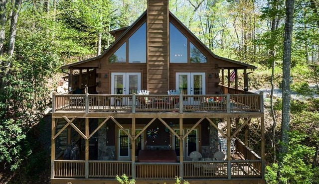 3 Story Cozy Cabin in Nantahala with Beautiful Lake & Mtn View!