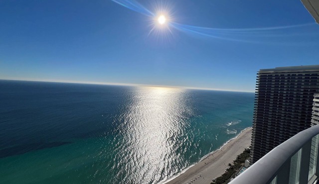 39th Floor Oceanfront Penthouse Hollywood Beach · Resort Pool · Stunning Views