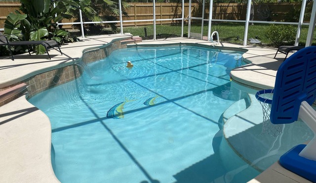 3BDR house, HEATED enclosed pool, fully fenced yard, 25 min to beach, dog ok