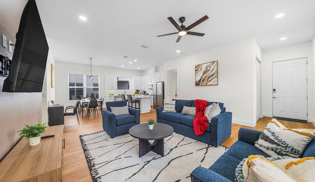 3BR/3BA | Private Balcony | Sleeps 8 | Near Busch Gardens