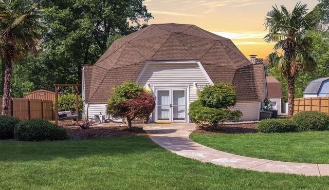 3Br Dome Shaped Home w/Fenced Yard, Tiki Bar, Kayaks & Sleeps 10. Pet Friendly