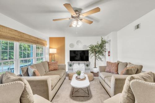 3BR Near River St Forsyth Porch Parking