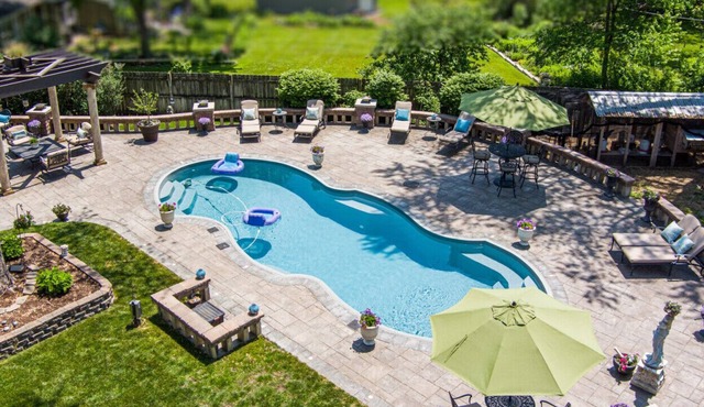 4-Bed 3-Bath Schaumburg Retreat with Amazing Backyard Entertainment in Schaumburg