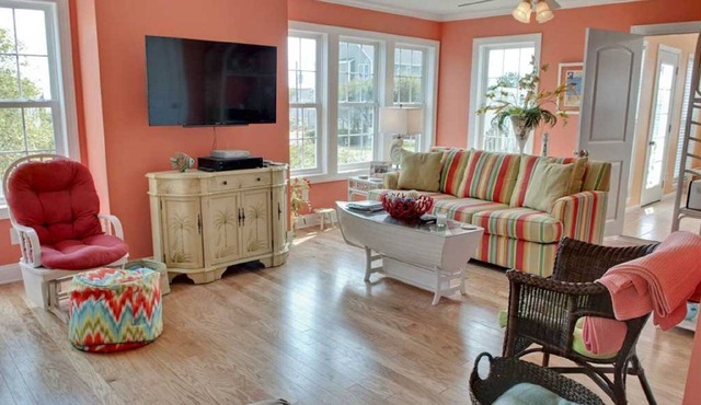 4 Bedroom, 2.5 Bath, sleeps 8, Ocean View, Large Family Room and Sunroom