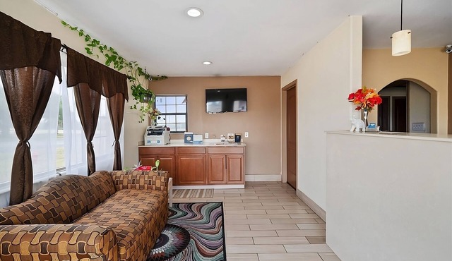 4 Budget-Friendly Units, Free Parking Onsite, Minutes to Rick’s Snow House in Beeville