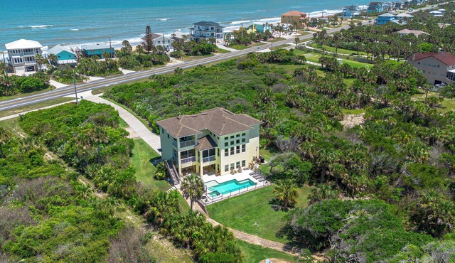 400ft to private beach. Riverfront,dock,pool,kayaks Elevator, 1.6 acres