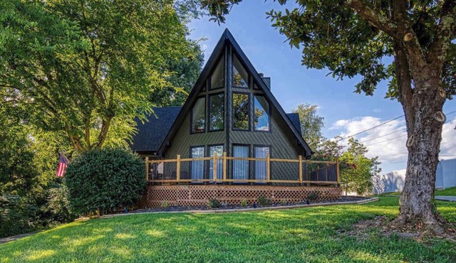 4BR/3BA Cabin w/Games & Hot Tub, Near Smoky Mtns