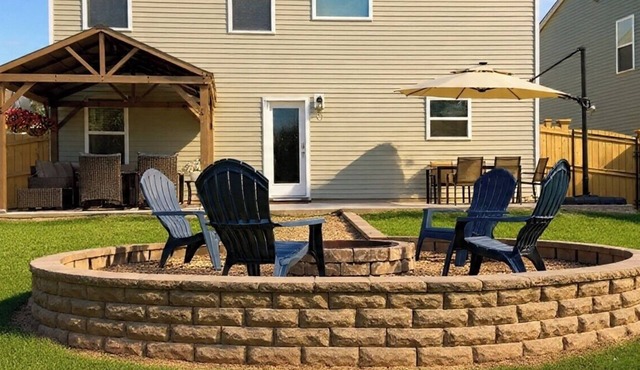 4BR Lexington Home – Pool, Fishing Pond, Firepit, Sleeps 8