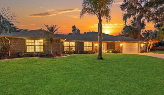 4BR Mango Tree House. Private Pool. Minutes to New Smyrna Beach & Dinning in Edgewater