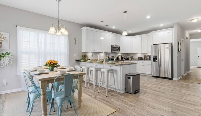 4BR Sleeps 12 w/Game Room - Minutes Away from Beach