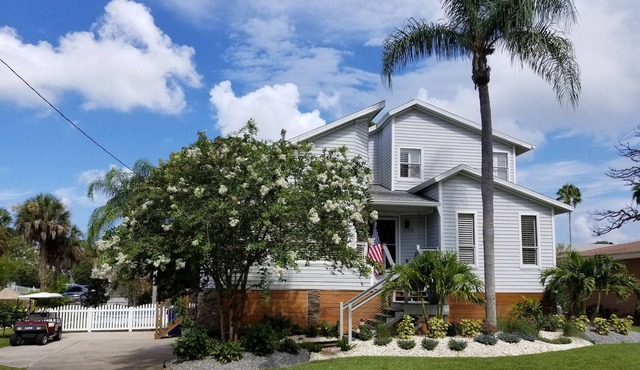 5 beds Modern Waterfront Single Family Home-Sleeps 9- POOL, Fireplace