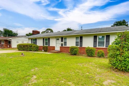 5 Mi to Dtwn: Family-Friendly Fayetteville Home!