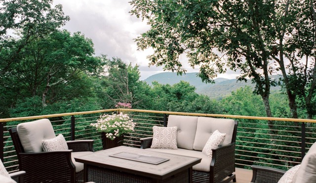5 STAR, newly renovated, long range mountain view, central to Highlands/Cashiers