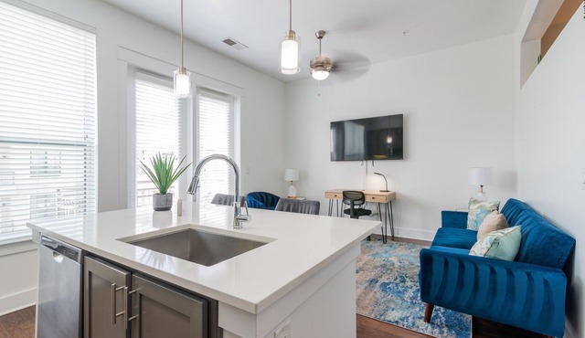 5 Star SouthPark Suite ~ King Bed~ Pool~ Gym~ FREE Parking~Long Term Welcome!