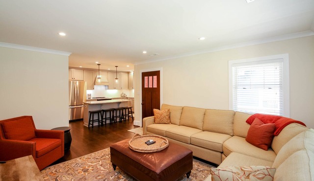 5-Star *Sparkling Clean* Modern Luxury Near Uptown