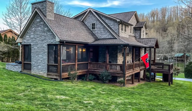 5BR Lodge, Hot Tub, 1 mile to Center Hill Lake, Sleeps 12, Gated Community