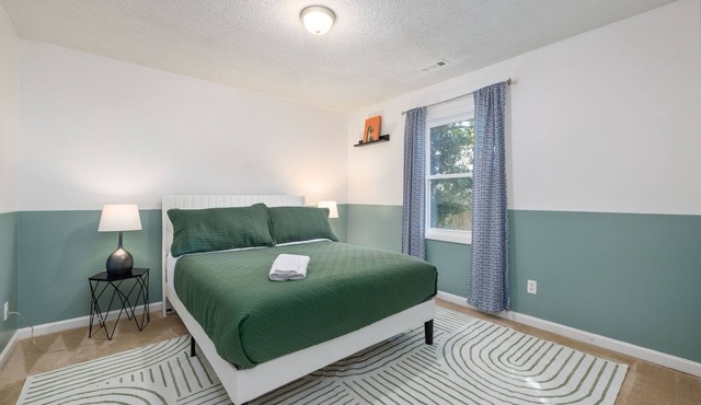 5BR Ranch Getaway – Dog Friendly, Fully Fenced Yard & Family Comfort