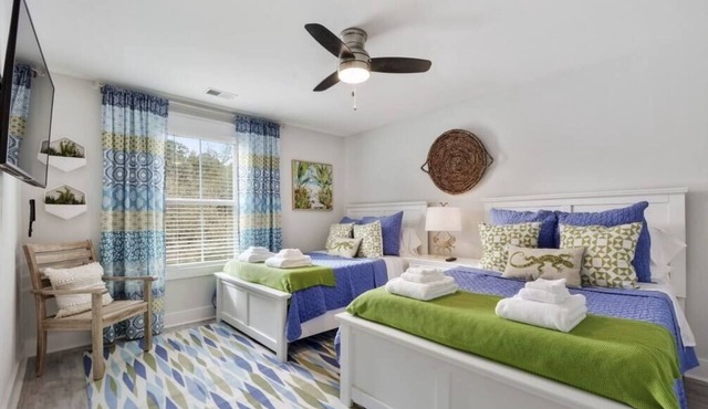 6 Bedroom, Free Heated Pool + Elevator Sleeps 26