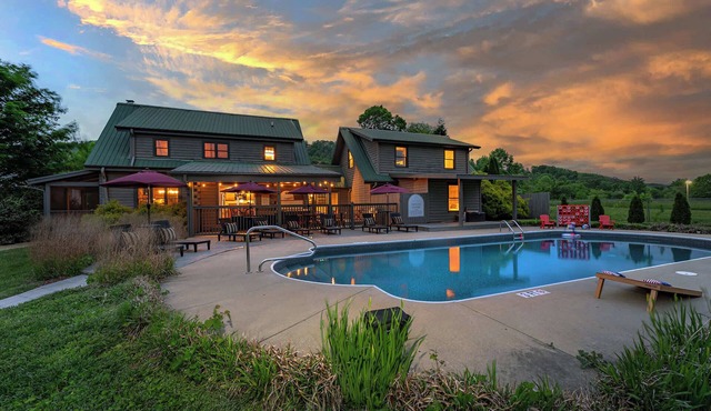 7 Br~Sleeps 20~Sport Court~Pool~Hot Tub~Playground