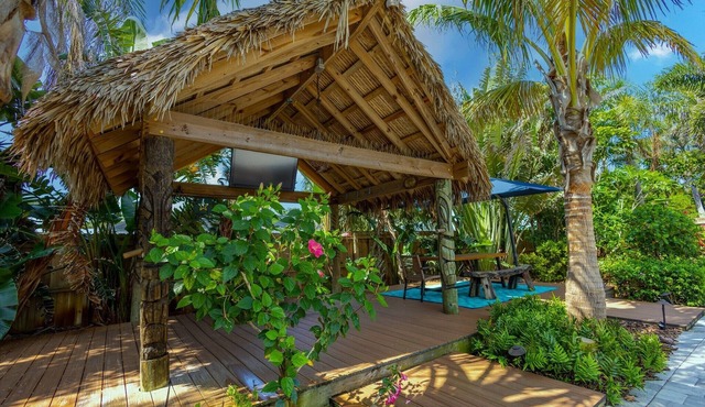 .9 miles to Nokomis Beach! A tropical paradise with private pool and spa!