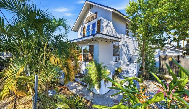 9 Units Shared Courtyard Sleeps 26
