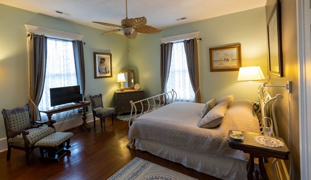 A beautiful spacious room in a historic house right downtown by the waterfront.