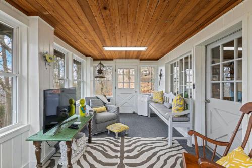 A-Frame with VIEWS - Walk to Downtown and Park - Pets OK in Mentone
