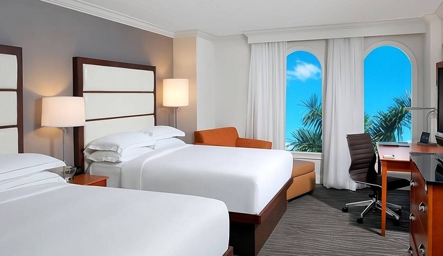 A Memorable Stay Awaits You Here! Outdoor Swimming Pool, Free Parking! in Naples