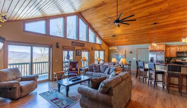 Above It All - Amazing Views! In Blowing Rock, hot tub, pool table!