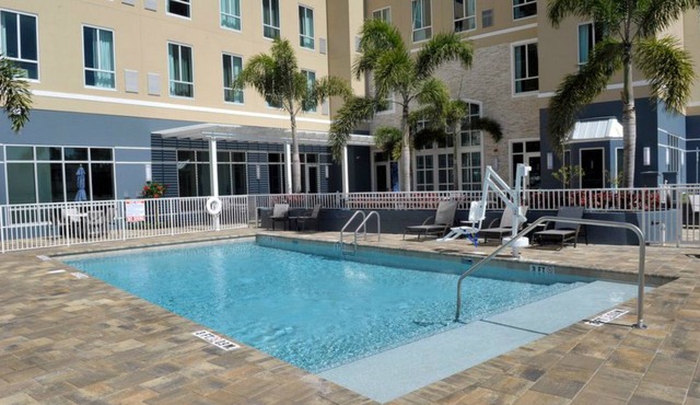 Accessible 1BR Suite + Roll-In Shower St. Pete