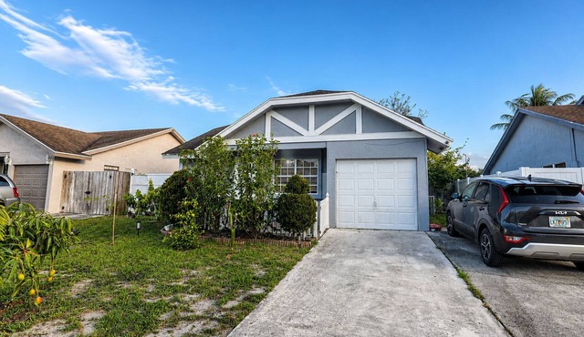 Adorable 3-bedroom house with jacuzzi in tranquil Boca Raton
