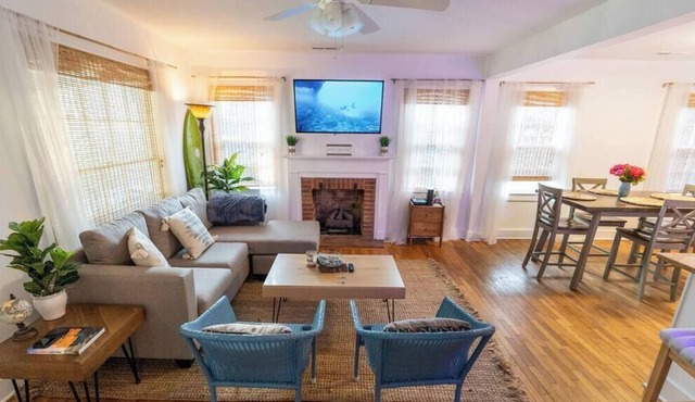 Airlie Cottage: Located across from Airlie Gardens