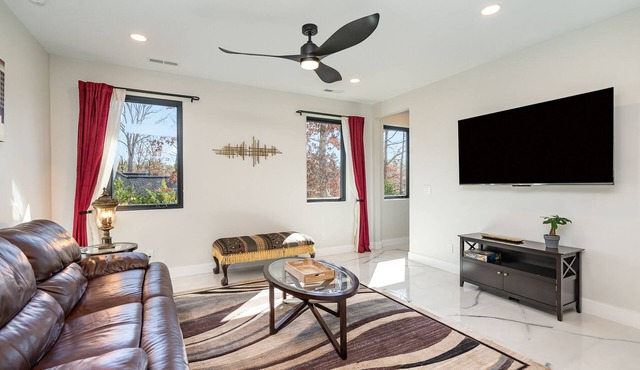 All New spacious cozy in-law suite 1BD minutes to highway 485 & 74
