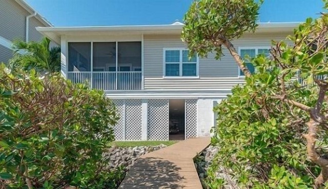 Amazing 3BDR 2BTH waterfront townhome in Goodland