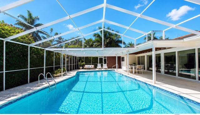 Amazing Villa Walk to Beach Heated Pool & Jacuzzi