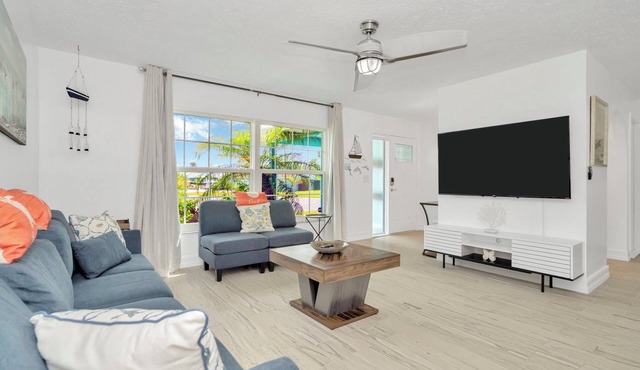 Apollo Beach Oasis – 3BR Home w/Fire Pit & BBQ