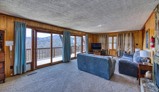 Appalachian Arcade! VIEW! 4500 FT high! Huge 3BR house! Fiber Wifi, WD, A/C! in Seven Devils