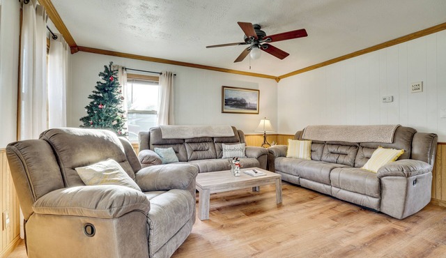 Authentic Brownsville Farmhouse: 1 Mi to River!