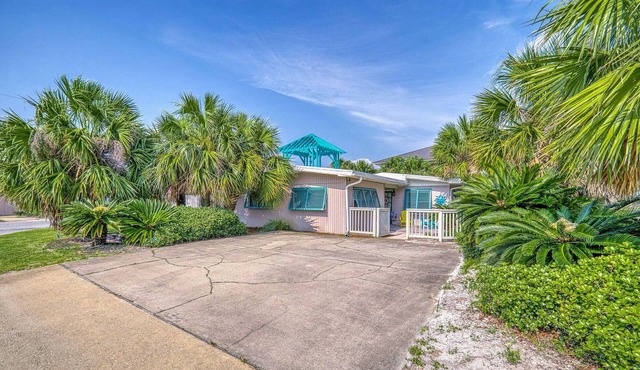 Authentic, Florida Cottage Just Steps from Everything! Pet Friendly! in Pensacola Beach