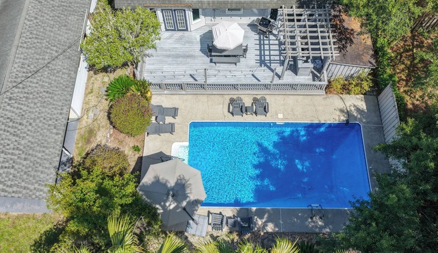 'Authentic Savannah' Oak canopied Street near Wormsloe/local dining/with pool