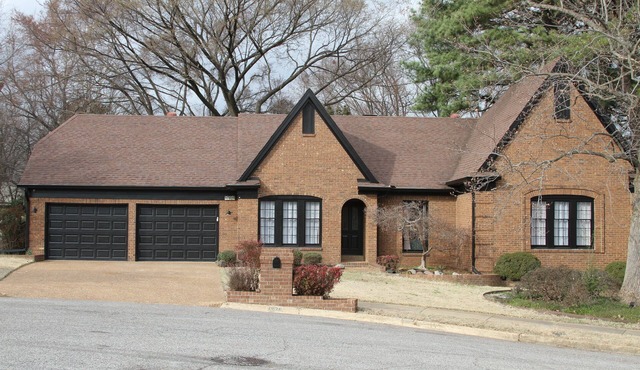 Awesome 3-bedroom house with pool in wonderful Memphis.