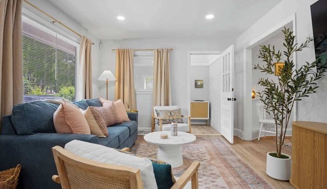 Backyard, Game Room | 15 min to Downtown & UNC
