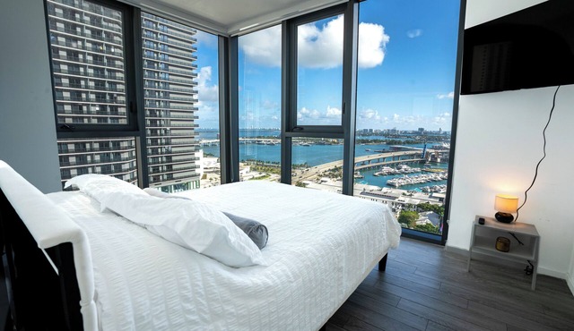 Bay View 2BR Condo - Walk to PortMiami, Bayside - Sleeps 6
