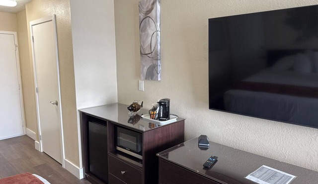 Bayview Waterfront Room, Heated Pool, Tiki Bar & Grill !